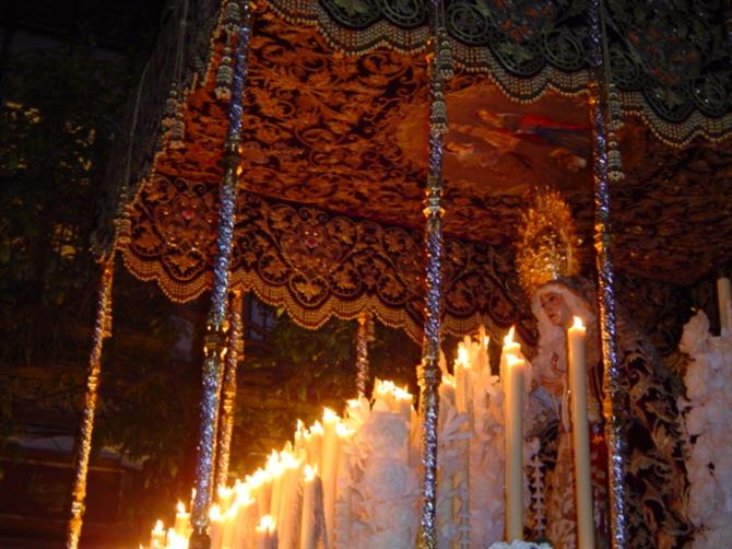 Staty av Jungfru Maria under påskprocession i Sevilla