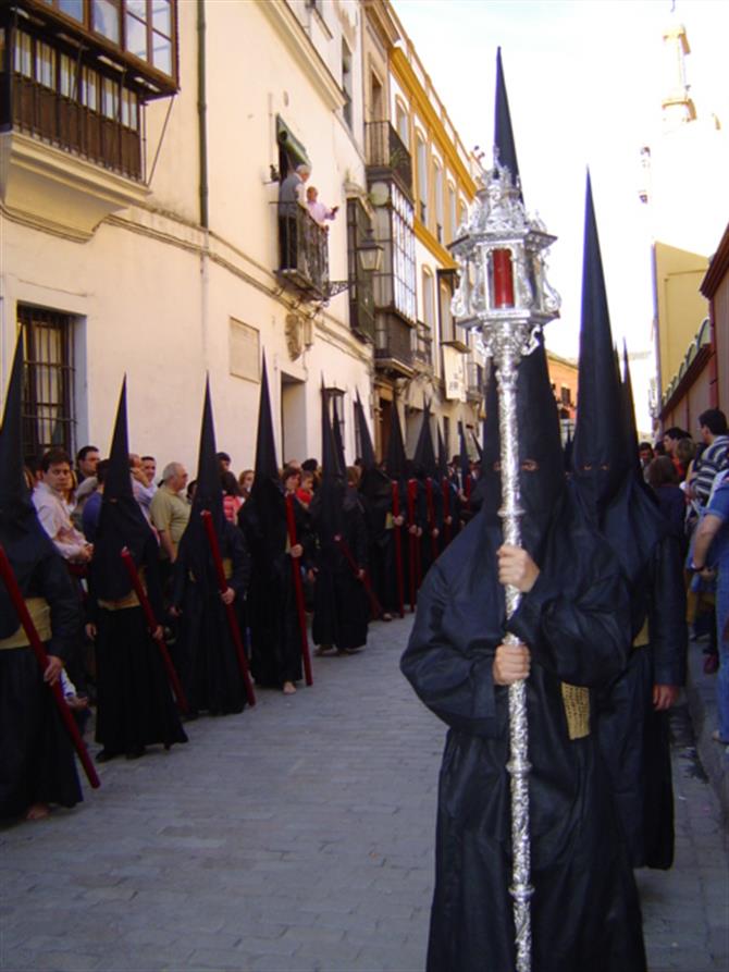 Nazarenos i påskprocession i Sevilla