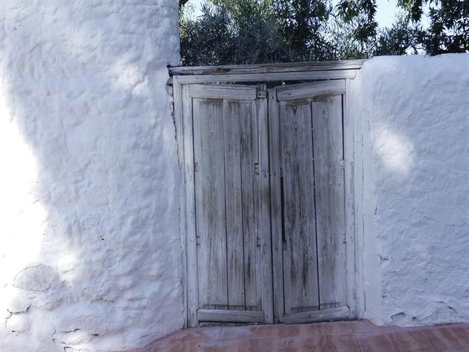 Weiß getünchte Tür in Lucainena