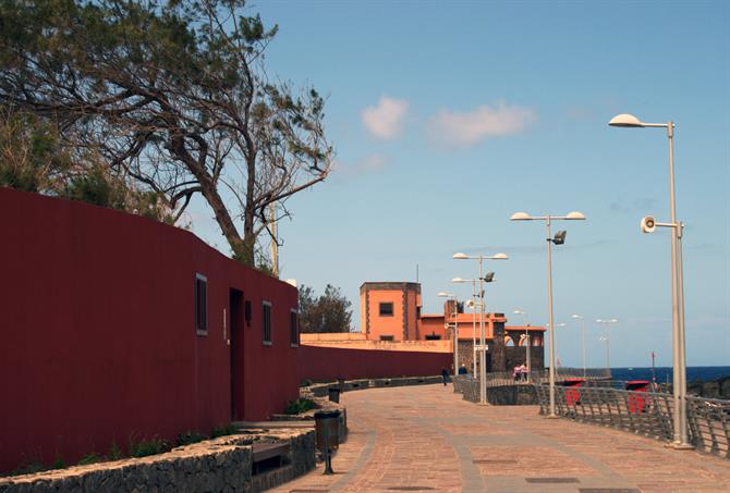 El Puertillo promenade