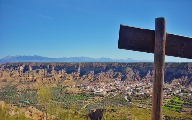 Blick über den Tellerrand im Canyon vom Dorf Gorafe - Gorafe, Guadix (Granada)
