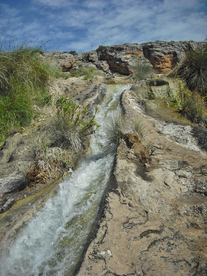 Warmes Thermalwasser fließt in Kanälen durch die Landschaft
