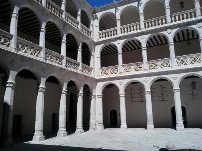 Patio del Palacio Santa Cruz - Valladolid (Espagne)