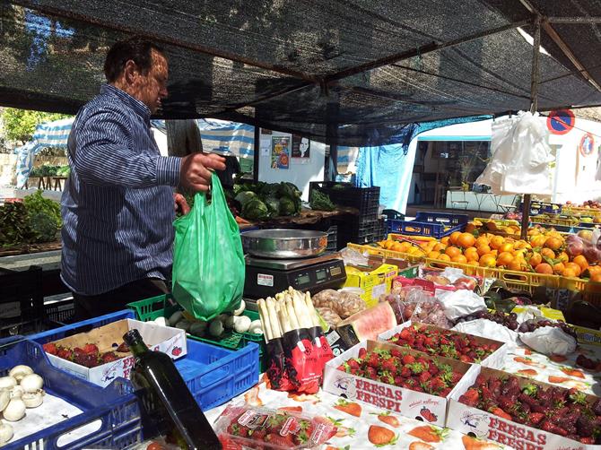 Friendly local service at the markets in Mallorca