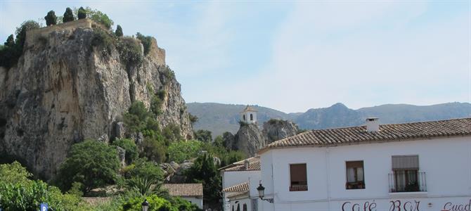 Die Berge und der Glockenturm von Guadalest