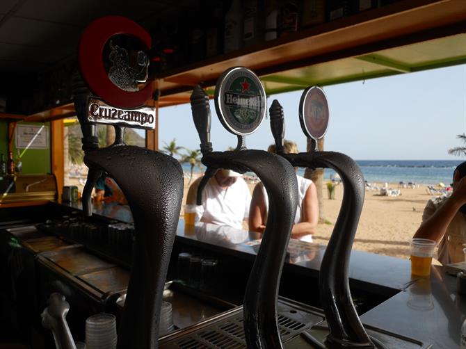 Frisch gezapftes Bier an der Playa Las Terasitas. Teneriffa