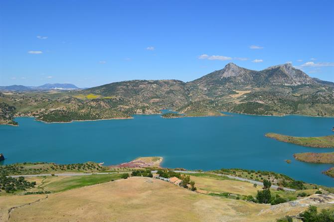 Zicht op Zahara de la Sierra's reservoir