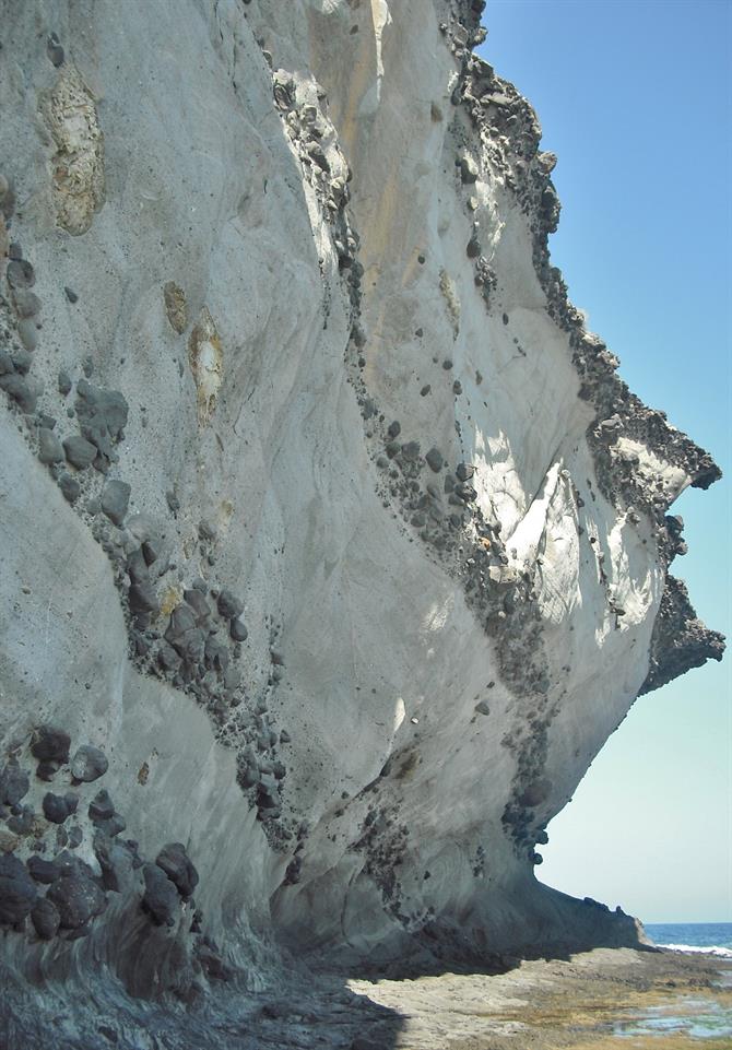 Fossilien und Vulkangestein an der Punta Parda