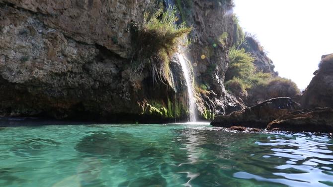 Een waterval bij Playa de Maro