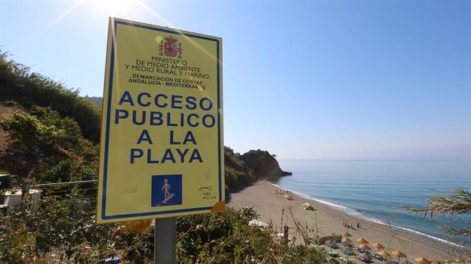 Strand von Maro bei Nerja, Andalusien