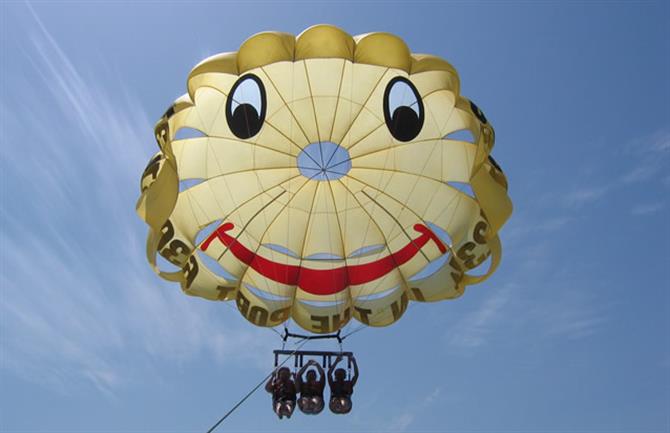 Paracaidas náutico con una sonrisa en Fuengirola