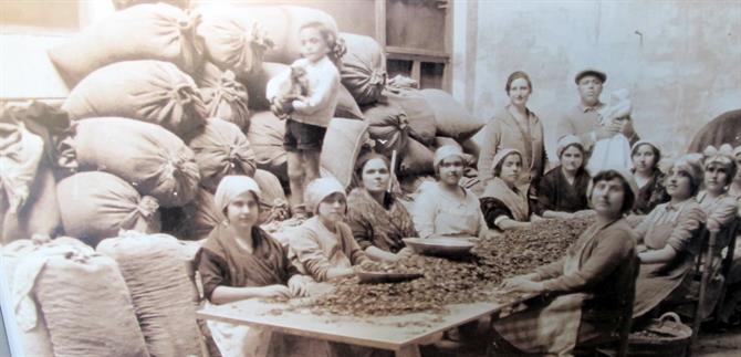 Arkivfoto på arbetare i Turron-fabriken på museet med samma namn i Jijona, Alicante