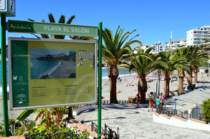 Playa El Salon à Nerja, Malaga - Costa del Sol (Espagne)