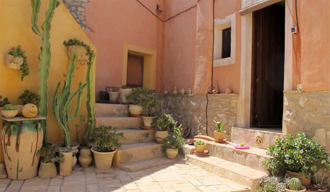 Potters' houses around a courtyard in Agost, Alicante