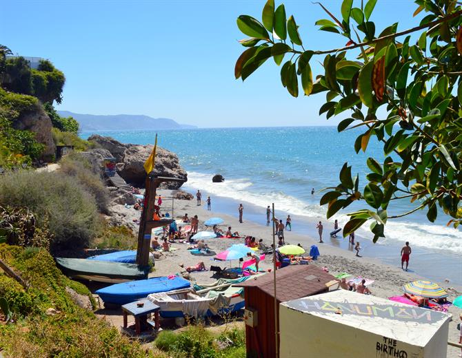 Playa de Carabeo à Nerja, Costa del Sol (Espagne)