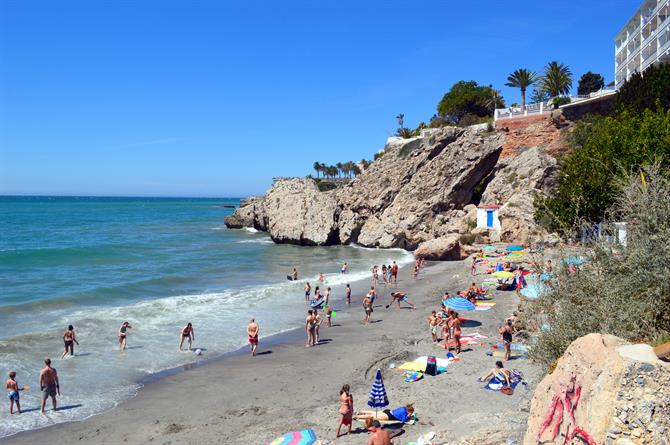 Playa de Carabeo à Nerja, Costa del Sol (Espagne)