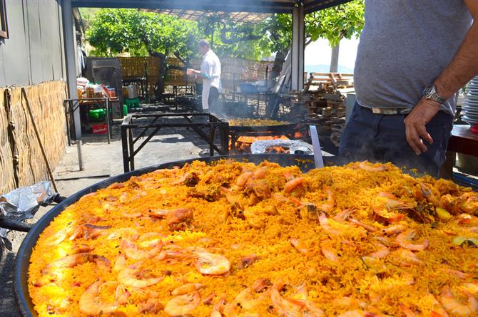 Paella an der Playa Burriana, Nerja