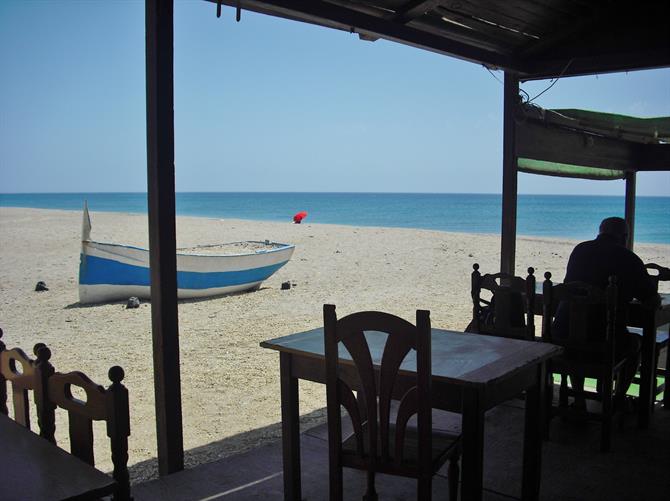 Strandbar (Chiringuito) an der Playa San Miguel