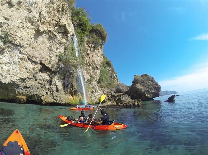 Kayak des mers à Maro, Nerja, Malaga - Costa del Sol (Espagne)