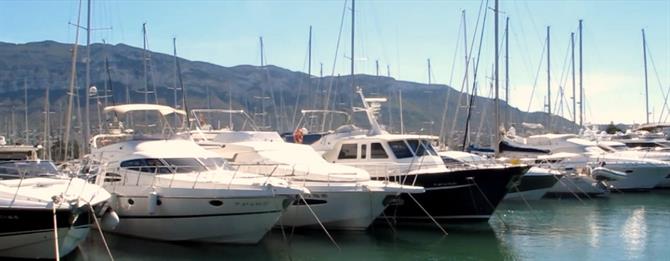 Yachts dans le port de plaisance de Denia, Alicante - Costa Blanca (Espagne)
