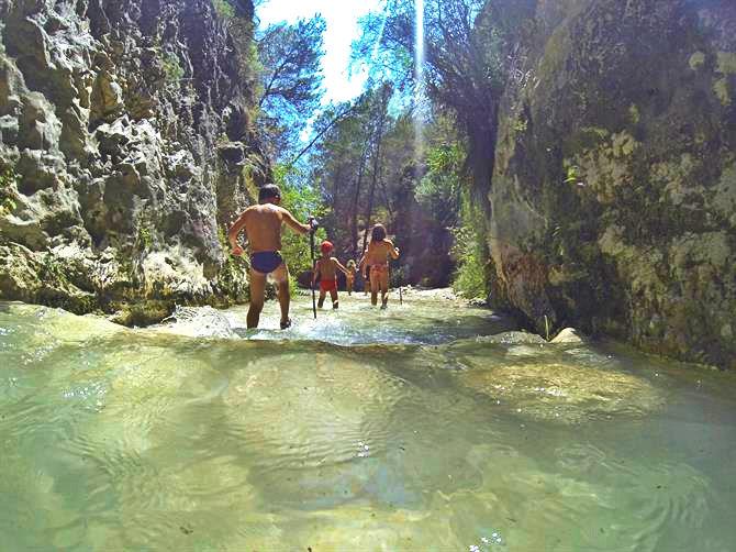 Familienspaziergang durchs Flusstal des Rio Chillar