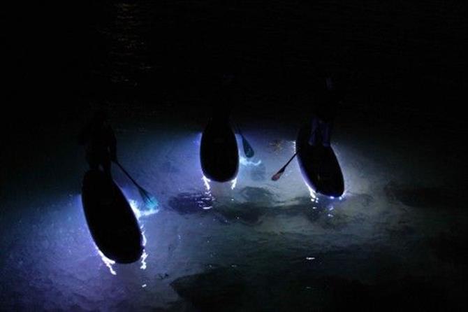 Nattpadling på havet i kajakk