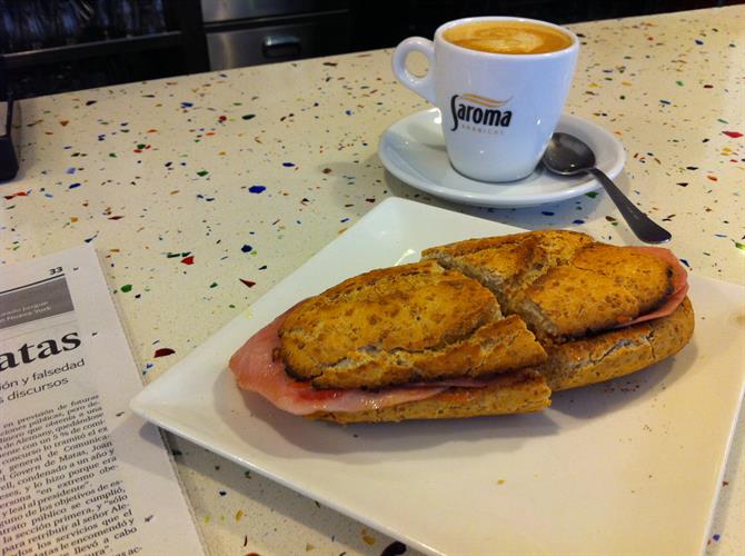 Kaffe og toast i Granada