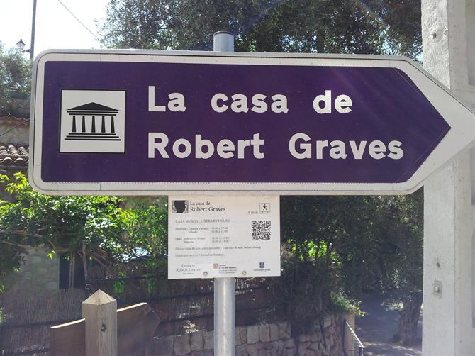 Skylt som visar dig till Robert Graves hus i Deià, Mallorca
