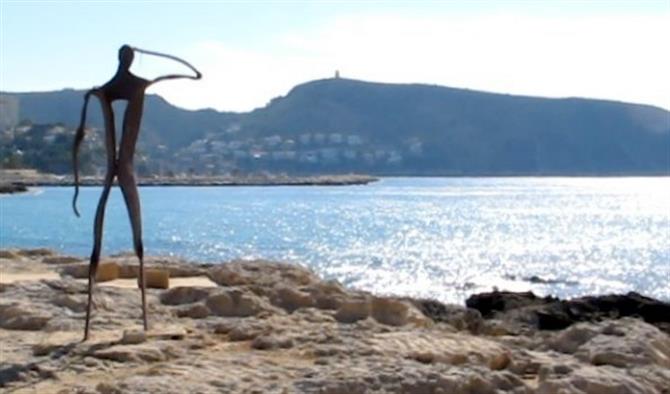 Standbeeld man die uitkijkt op zee Moraira