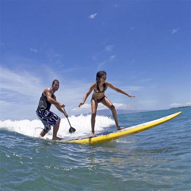 Paddle Surfing macht bei klarem Wasser besonders Spaß.
