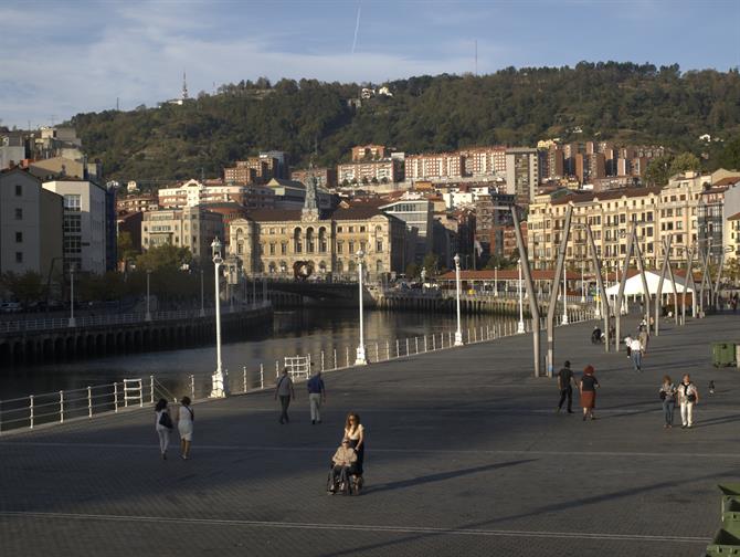 Promenade le long de la Ría de Bilbao, Pays Basque (Espagne)
