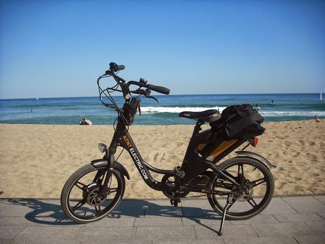 Ebike sur la Playa de Barceloneta, Barcelone - Catalogne (Espagne)