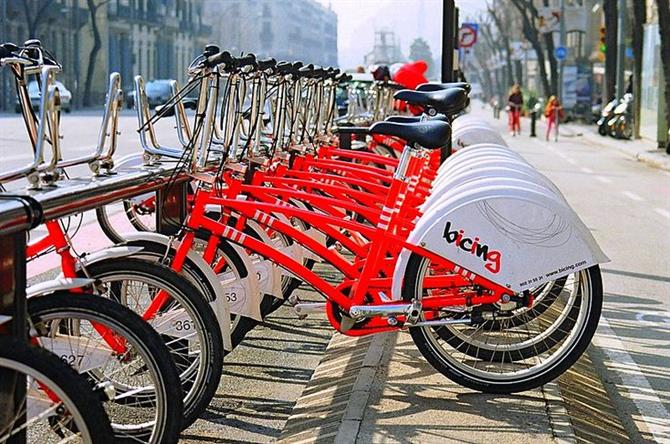 Stadsfietsen aan een standplaats in Barcelona