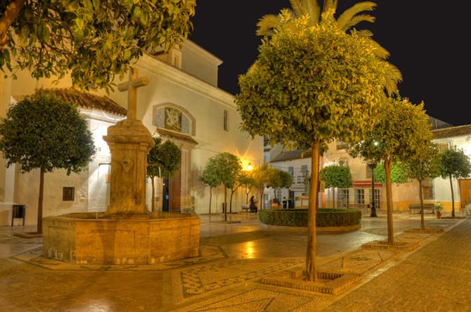 Marbella - Plaza de la Iglesia om natten