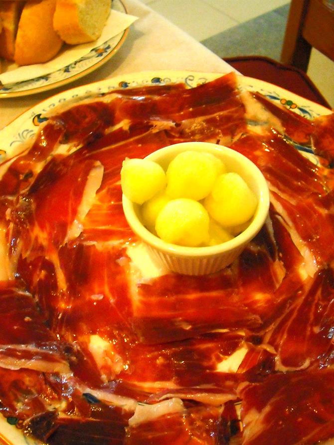 Jamon Serrano mit Melonenkugeln