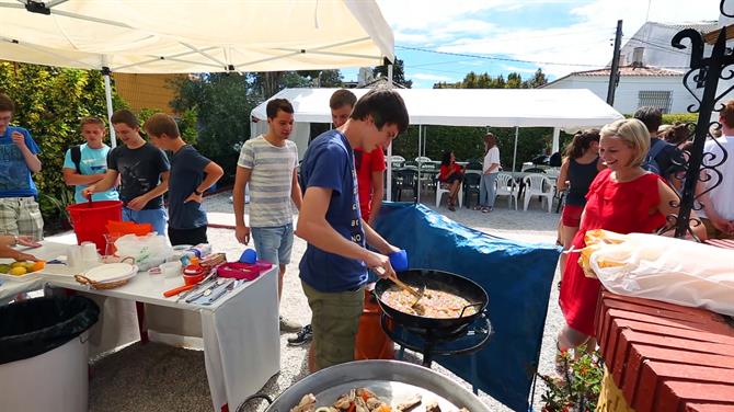 Cooking paella at Spanish school in Málaga