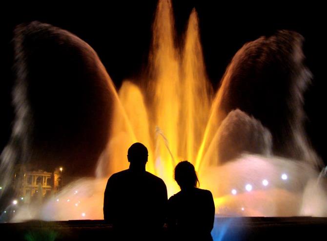 Brunnen mit lichtuntermalten Wasserspielen