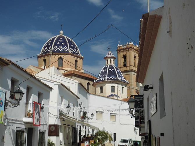 Toits en tuiles bleues à Altea, Alicante - Costa Blanca (Espagne)