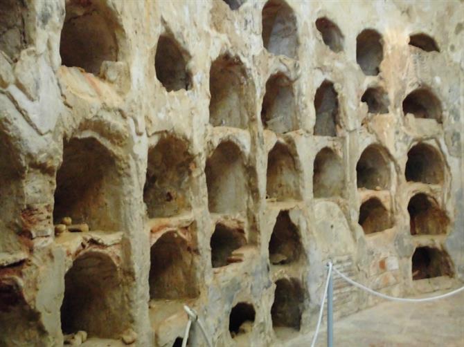 Alte Grabstätten in der Punischen Mauer in Cartagena