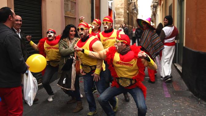 Udklædte festglade deltagere til karnevallet i Cádiz