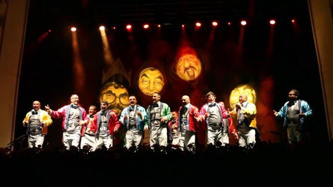 Lustiger Chorgesang zum Karneval in Cádiz