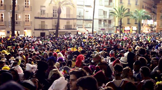 Folk på gaderne til karnevallet i Cádiz