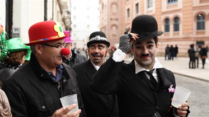 Typische Straßenszene beim andalusischen Karneval