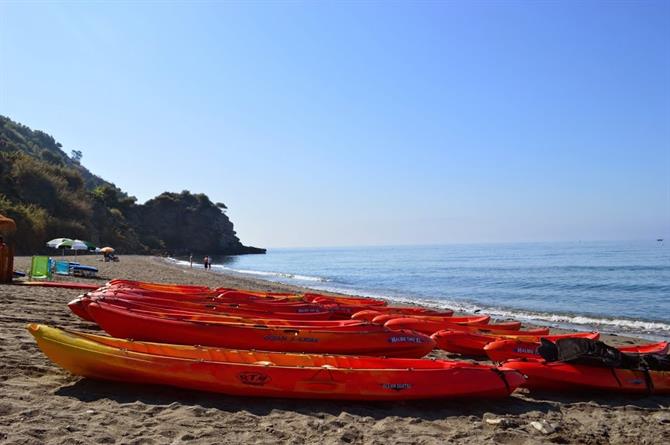 Kayaks mieten am Strand von Maro, Nerja