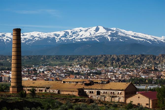 Vue de la Sierra Nevada depuis Guadix (Espagne)