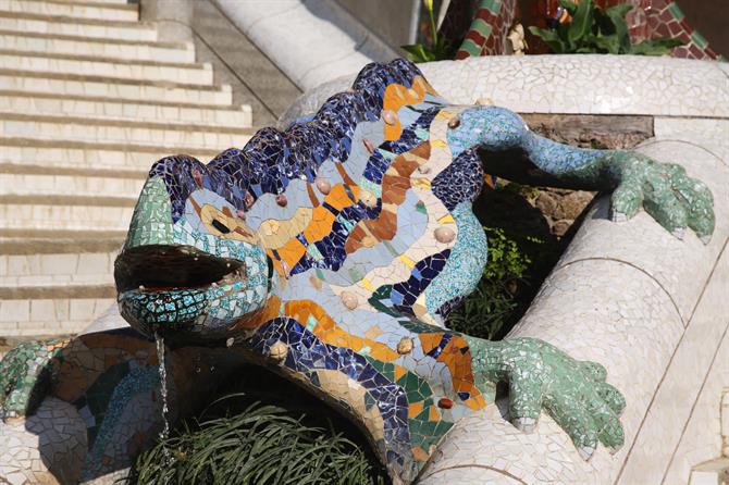 Gecko aus Fliesen im Park Güell in Barcelona, Katalonien (Spanien)