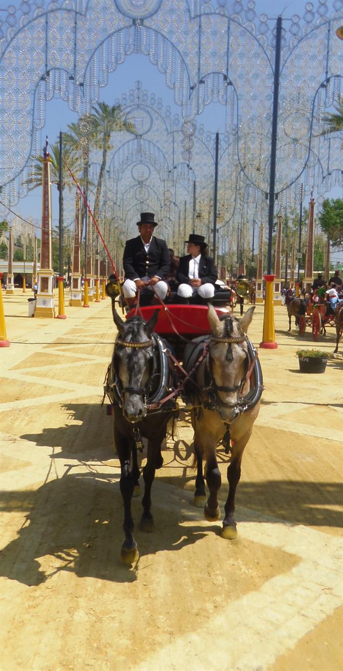Jeden Tag fahren Kutschen auf der Feria del Caballo umher