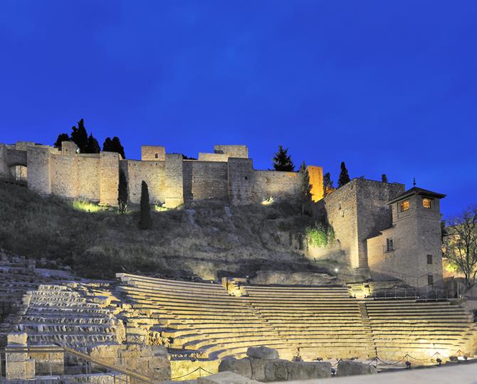 Vista del Teatro Romano y Alcazaba en Málaga iluminado de noche