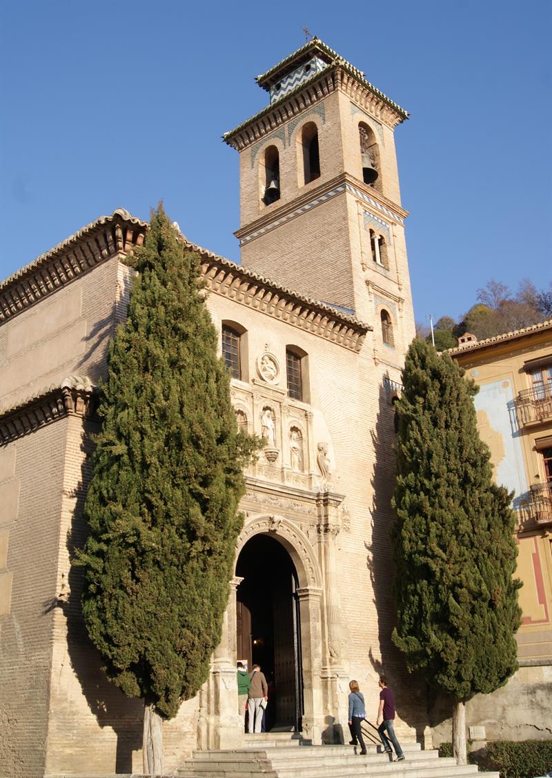 A city walk along the river Darro in Granada