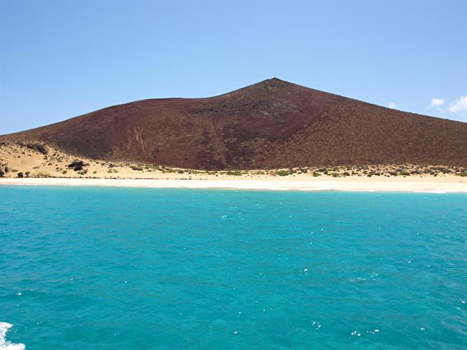 Turkost hav runt La Graciosa, Lanzarote, Kanarieöarna